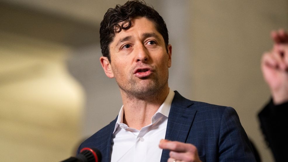 MINNEAPOLIS, MINNESOTA - JANUARY 09: Minneapolis Mayor Jacob Frey (C) speaks during a press conference at City Hall on January 09, 2026 in Minneapolis, Minnesota. Frey and local city officials are calling on federal investigators to turn over information to the Minnesota Bureau of Criminal Apprehension after the shooting death of Renee Good by a federal officer this week. (Photo by Stephen Maturen/Getty Images)