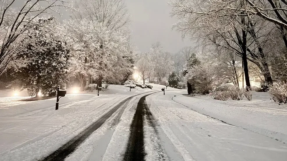{p}Snow falls across the roads in the DMV. (Marie Acevedo/Chime In){/p}{p}{/p}